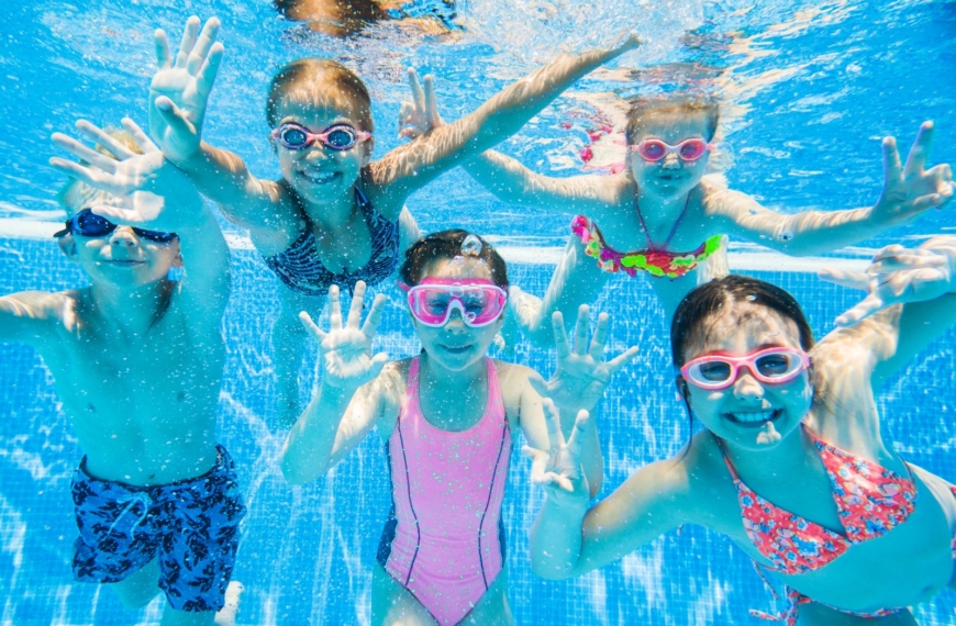 Jugar y divertirse al aire libre: importancia de estar activos e hidratarse correctamente