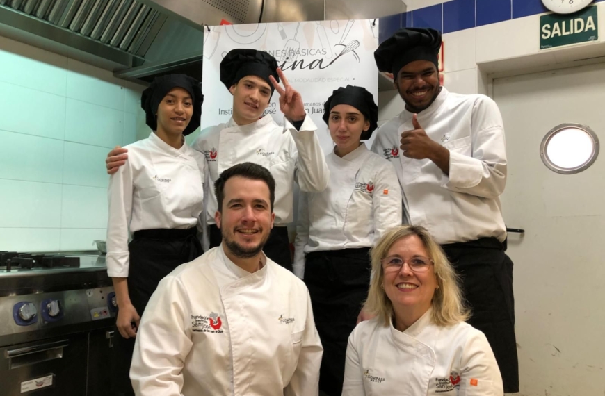 Los alumnos del Programa Profesional de Operaciones Básicas de Cocina para jóvenes con discapacidad del Hospital Fundación San José visitan el stand de Compass Group España del HIP