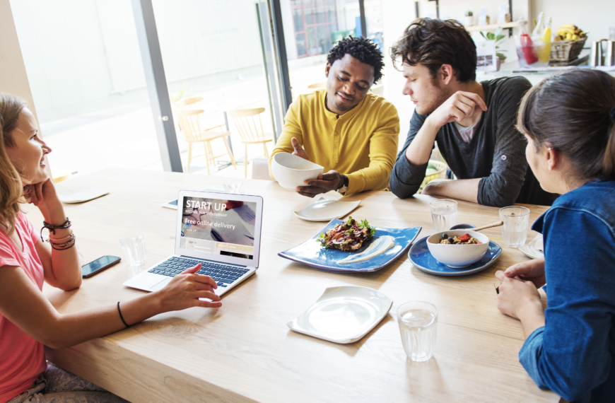 La Generación Z está más preocupada por la sostenibilidad en su comida, según un estudio sobre alimentación en el trabajo de Compass Group