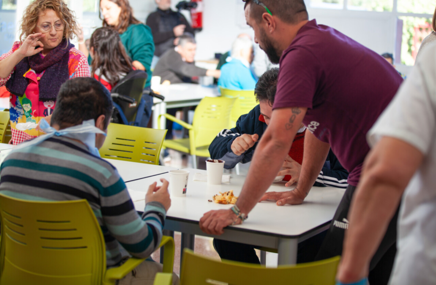 Compass Group dona 100 panettones en Alicante a personas en situación de vulnerabilidad a través de la iniciativa Grow Food Banks